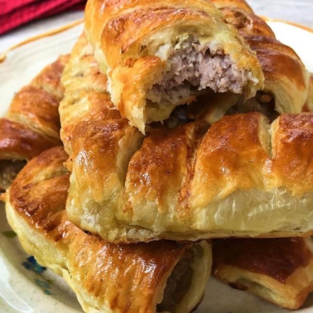 #happyfriday everyone! I've got a good one for you for the weekend. 

When I first made these #sausagerolls, I had the #bakersinn sausage rolls in mind 😋. It's a simple #recipe, using store-bought frozen #puffpastry, ground pork and my favorite combination of warm spices.

#TGIF  #bloglinkinprofile  #snacks  #food