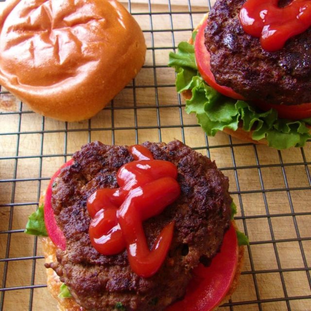 I love the convenience of eating out but I've never met a #burger I liked more than #homemade.
Check out my juicy homemade burger patty recipe on the blog today!
#bloglinkinprofile #homemadeburger #recipes 
Happy Sunday folks!